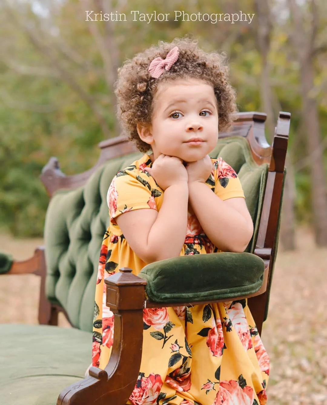 🥰 Isn't she the cutest??? One of our favorites to share with your from @kristintaylorphotography with our green velvet Vivian Leigh settee. #rentmydust #vintageprops #vintagerentals #vintagerentalsdallas
