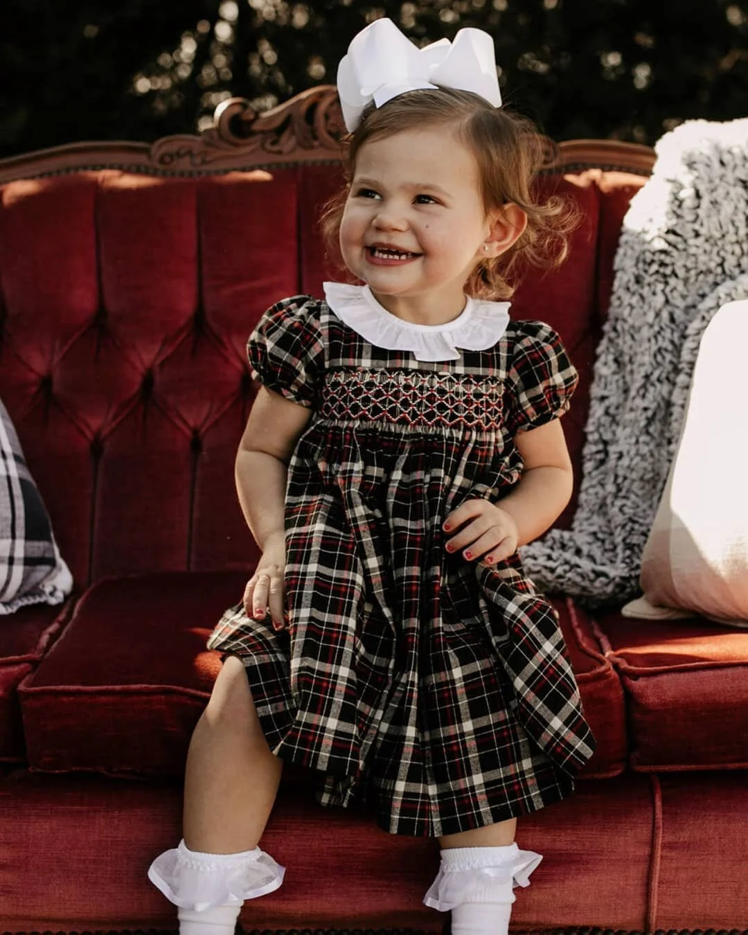 Absolutely darling photo of this little sweetheart on our Rosy Sofa.  She all ready for Christmas. Hope you enjoy a little sunshine from Faith Thomas Photography @thoms.ft @fviththomvs