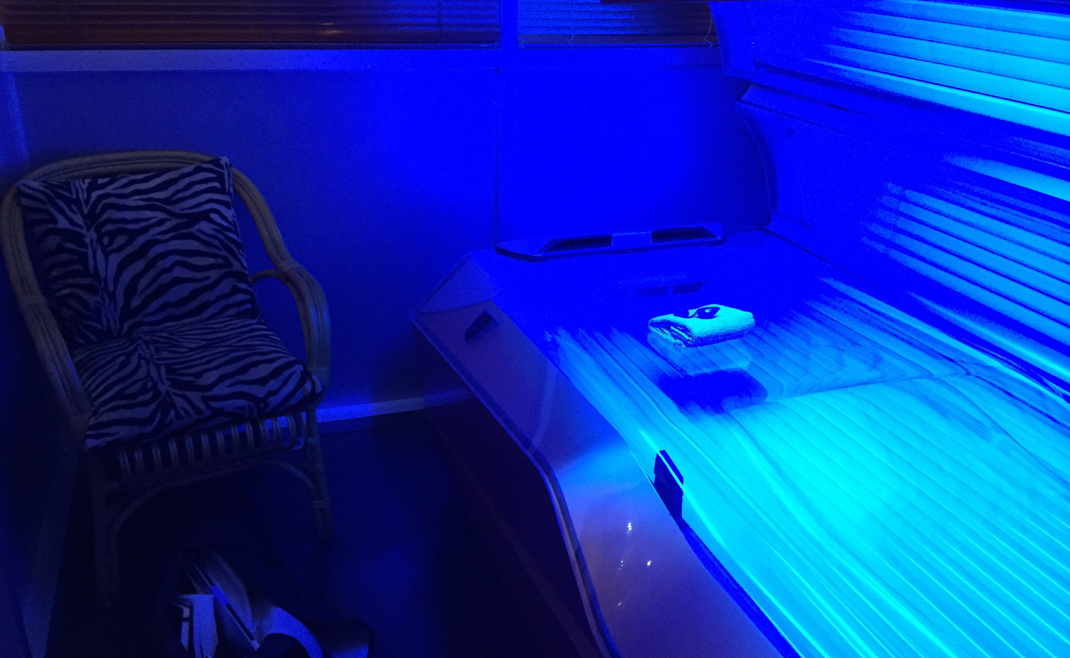 We visited salons in SF and NYC to understand the experience of using indoor tanning beds
