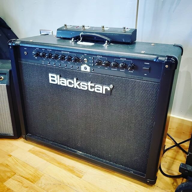 #usedgear @blackstaramps #260tvp combo #guitaramp a real bruiser  hybrid combo.  This is perfect for a workingman's gigging amp, priced to move, cover included. This will work for most bar gigs,  or just sharing your choice of tunes with the neighbor