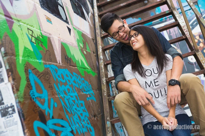 06-Toronto-Graffiti-couple-stairs