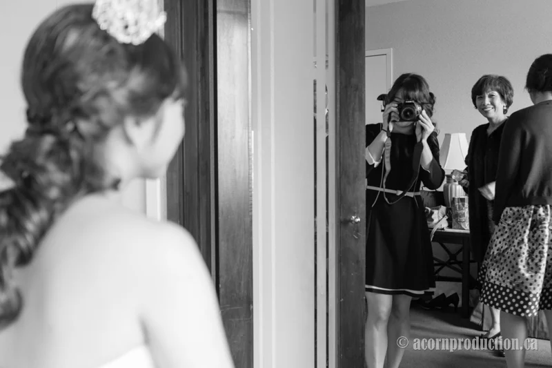05-wedding-guest-taking-picture-bride