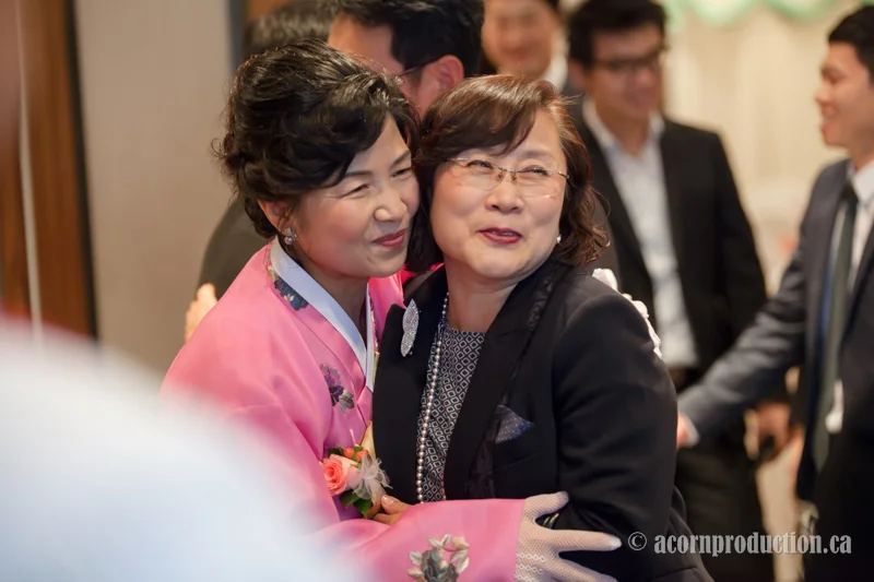 15-mother-hug-wedding-guest