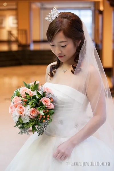 20-bride-looking-flower