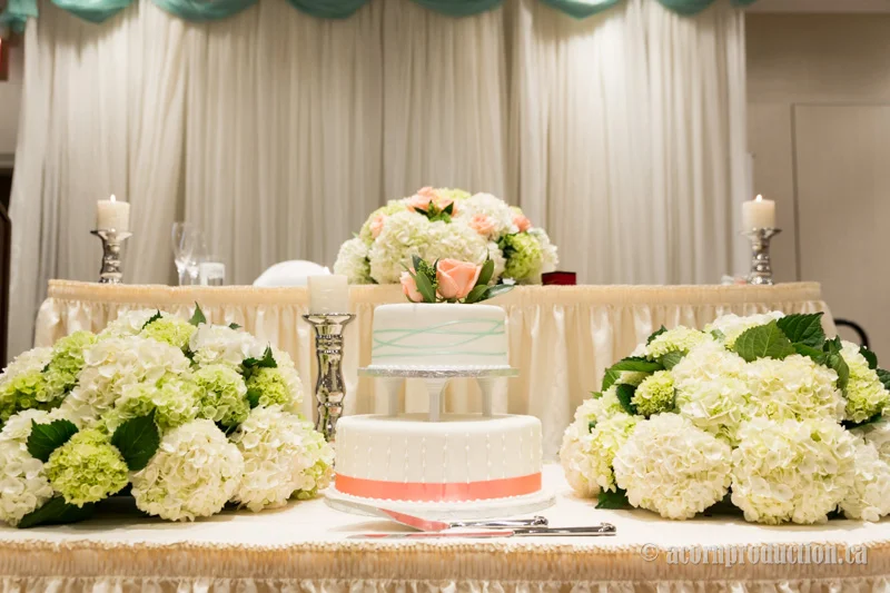 26-wedding-cake-head-table