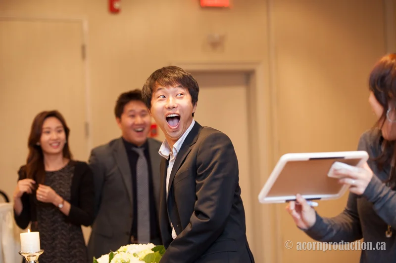 35-wedding-reception-game-guest-reaction