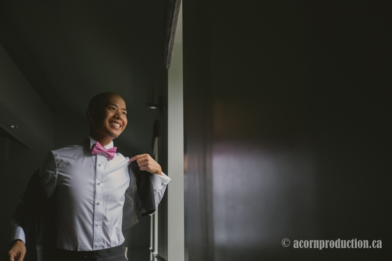 12-chinese-groom-putting-jacket-on
