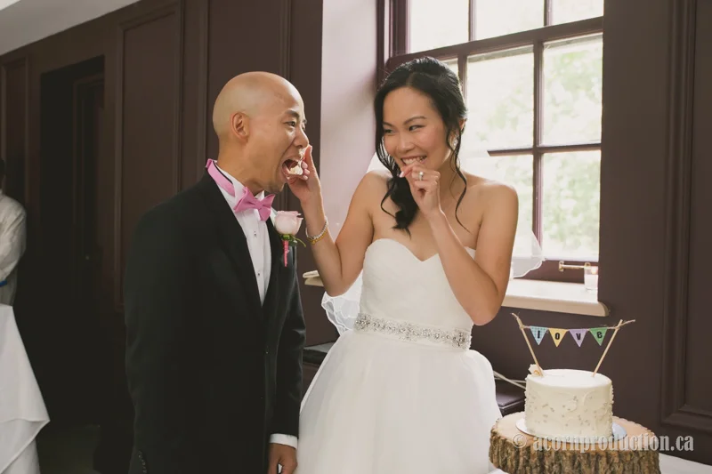 52-bride-feeding-groom-cake-slice-wedding-reception