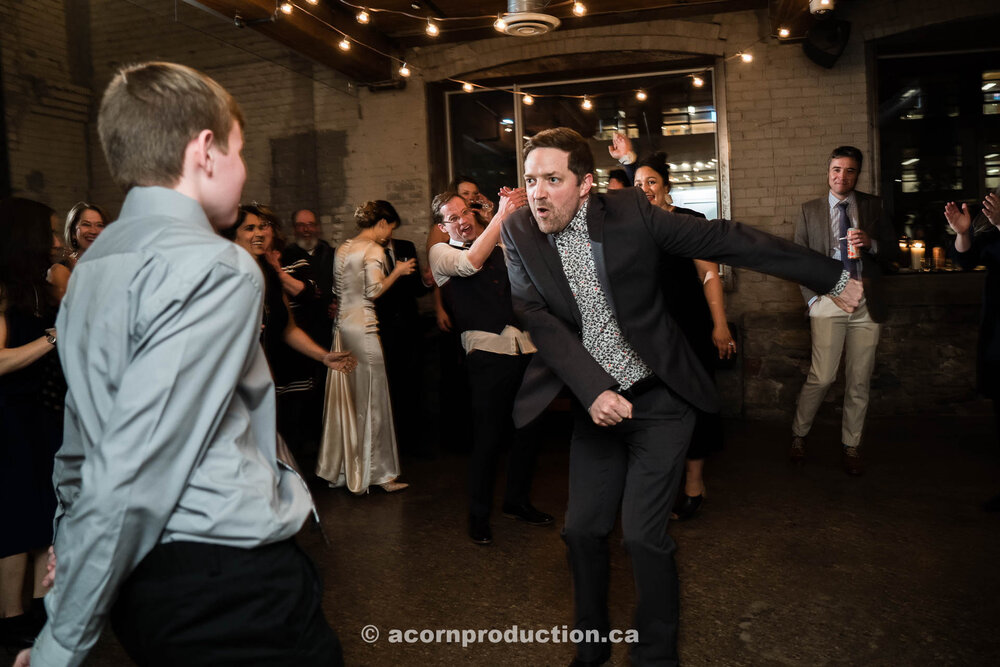 84-wedding-guest-dancing-funny.jpg