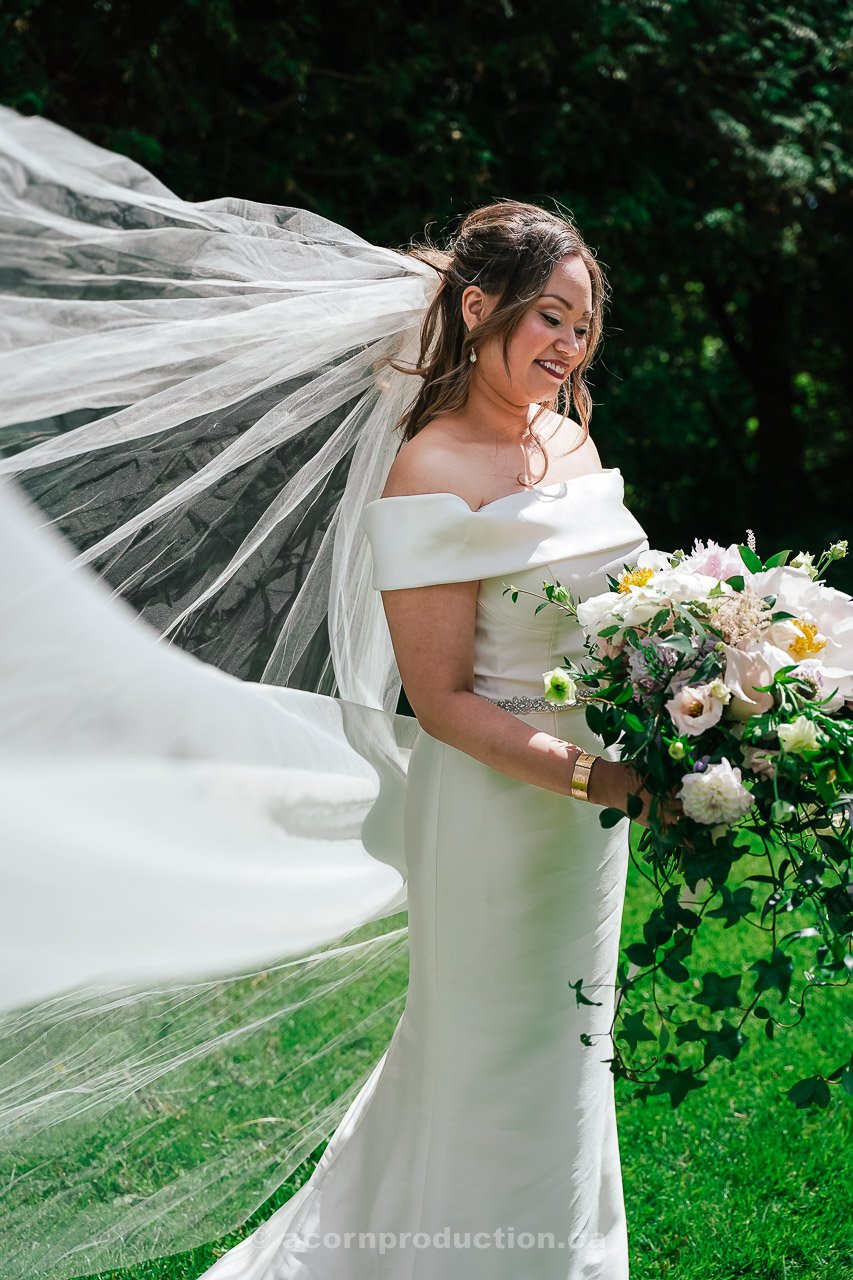 139-beautiful-bride-outdoor-greenary-stouffville-museum.jpg