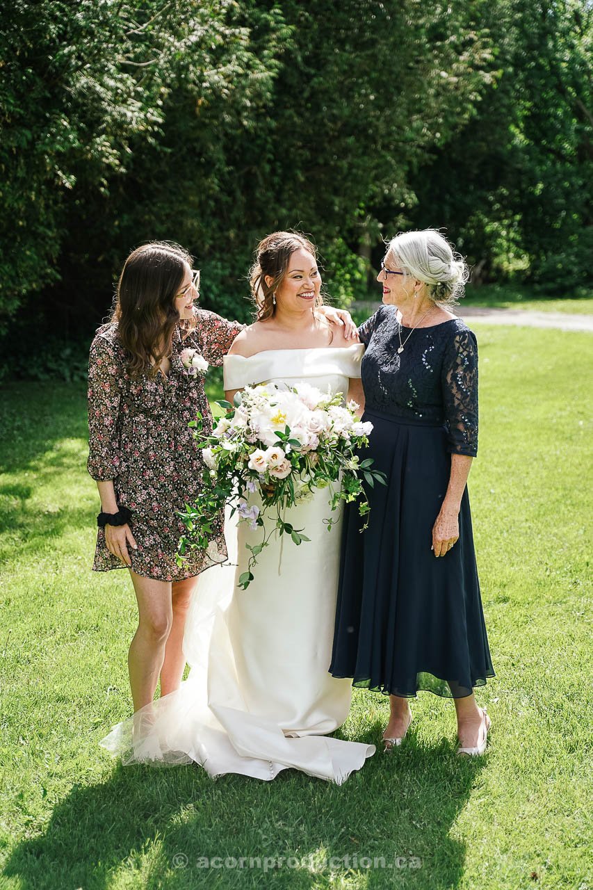 141-bride-with-her-sister-and-inlaw.jpg