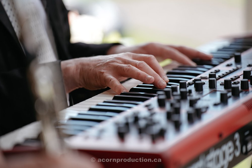 150-close-up-piano-player-fingers.jpg