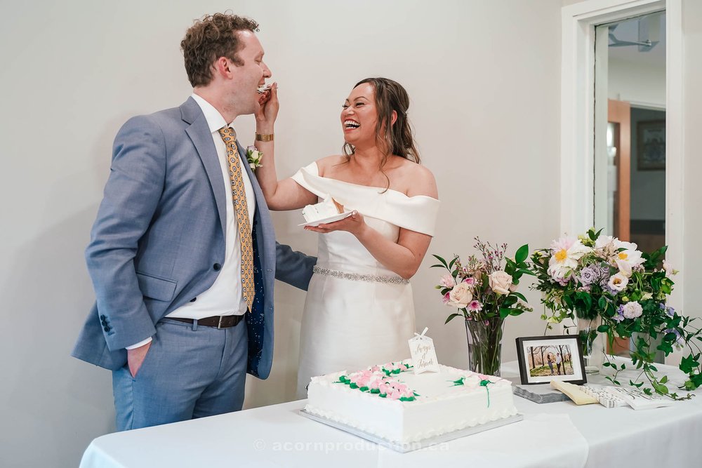 177-bride-feeding-groom-wedding-cake.jpg