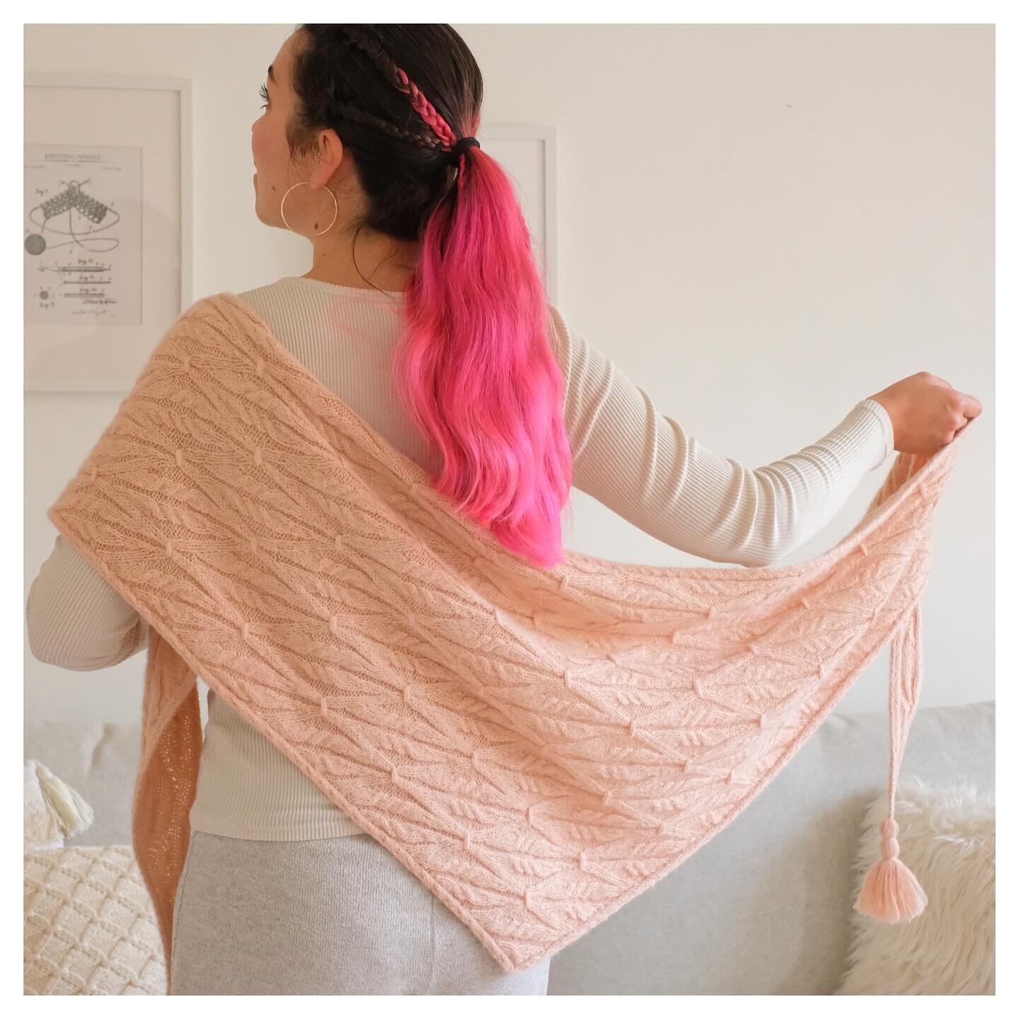 Please welcome Hoya Shawl 🌿

This comfortable triangular shawl is full of delightful textures and is so fun to knit! I&rsquo;m happy to offer it with a 20% discount with the code 20off both on Ravelry and PayHip for the next three days (links in bio