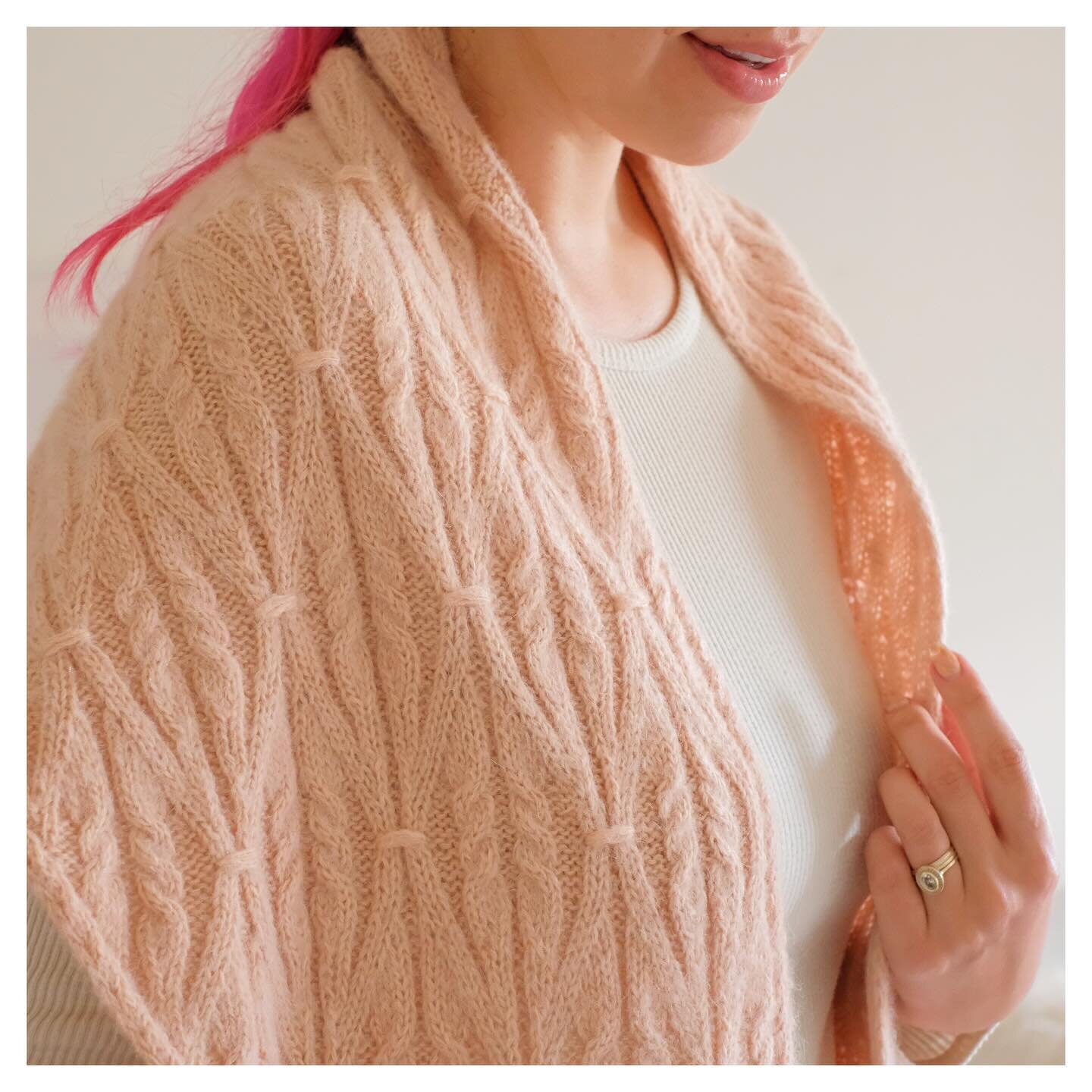 Happy Sunday!
Today is the last dear to take advantage of the intro discount for Hoya Shawl 🌿

Use the code 20off both on Ravelry and PayHip to save 20%, link in bio.
.
.
.
.
.
#lifeiscozy #hoyashawl #knittedshawl #knitshawl #knittinginspiration #we