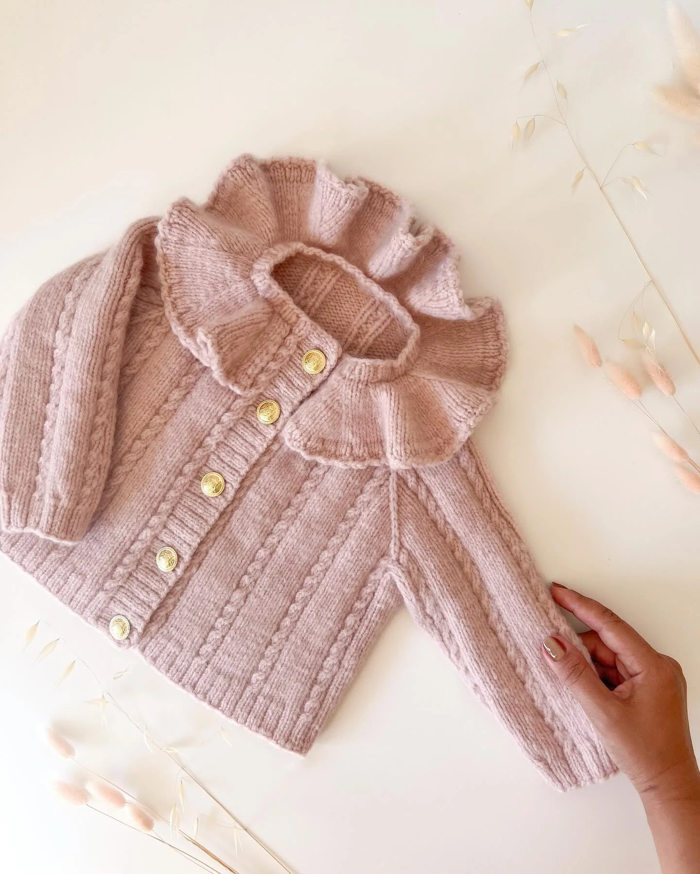 This cutie has been gifted to its little owner, so I can finally share it here with you 💕

A free-handed design with some cables, a ruffled collar I am very proud of, and some proper shaping at the back neck (because toddlers deserve it too!)
This y
