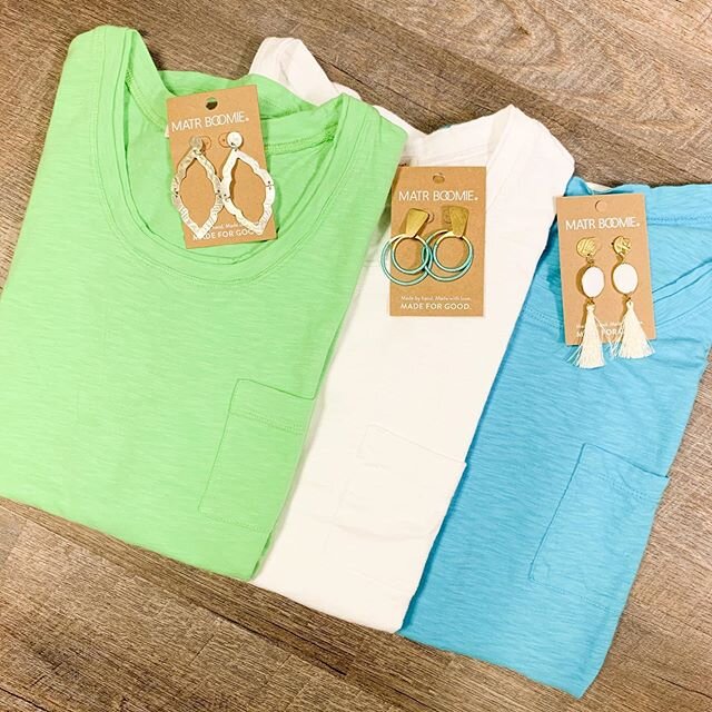 These summer pocket tees are anything but basic! 💁🏼&zwj;♀️
.
#summercolors #freshtees #shopsmall