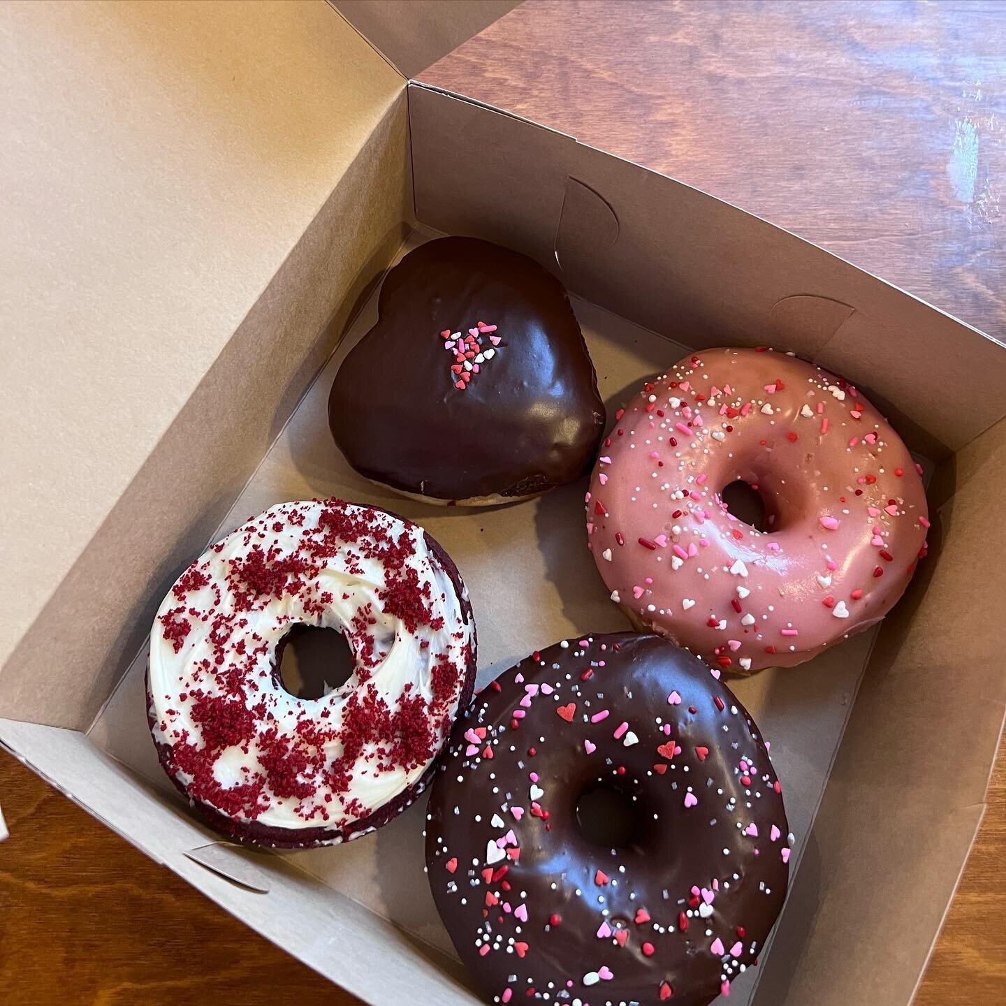 For all the lovers out there, name a better way to say I LOVE YOU than donuts❣️❣️

#DSDB #madefreshdaily #donuts #donut #doughnuts #doughnut #valentines #valentinesday #eaaats #bostondonuts #dessert #dessertlover #dessertsofinstagram #bostonfoodies #