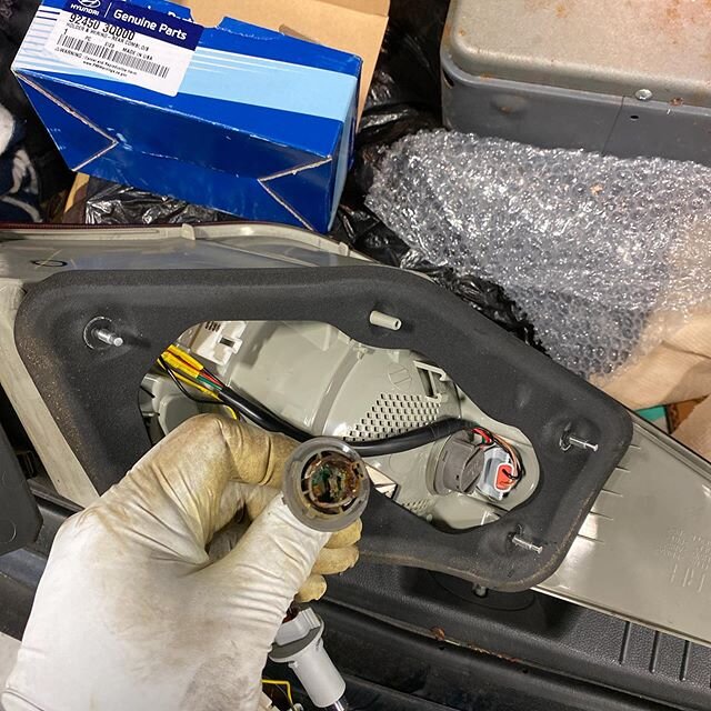 Very common problem for Hyundai Sonata and Elantra, the tail light bulb housing melts due to someone changing the bulb and it lining it up properly 🤦🏽&zwj;♂️🤷🏽&zwj;♂️ #wedoitall #troubleshoot #diagnose #repair #service #install #streetdreamzdc