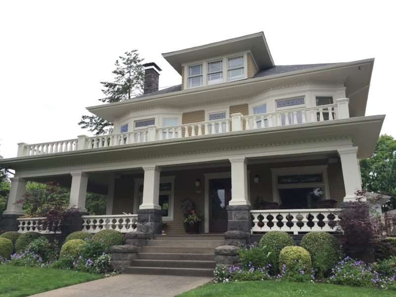 What is this crazy-awesome home? Well, yeah, it's a detached home, that's why it's sitting here above the "detached home" definition. But WHAT is it? According to the architectural historian Eric Wheeler , it's a "Dolled-up, gussied-up, dressed-to-go-out-to-the-ball Portland Foursquare". It's located in the Irvington neighborhood (northeast Portland). Check out Eric's Walking Tours !