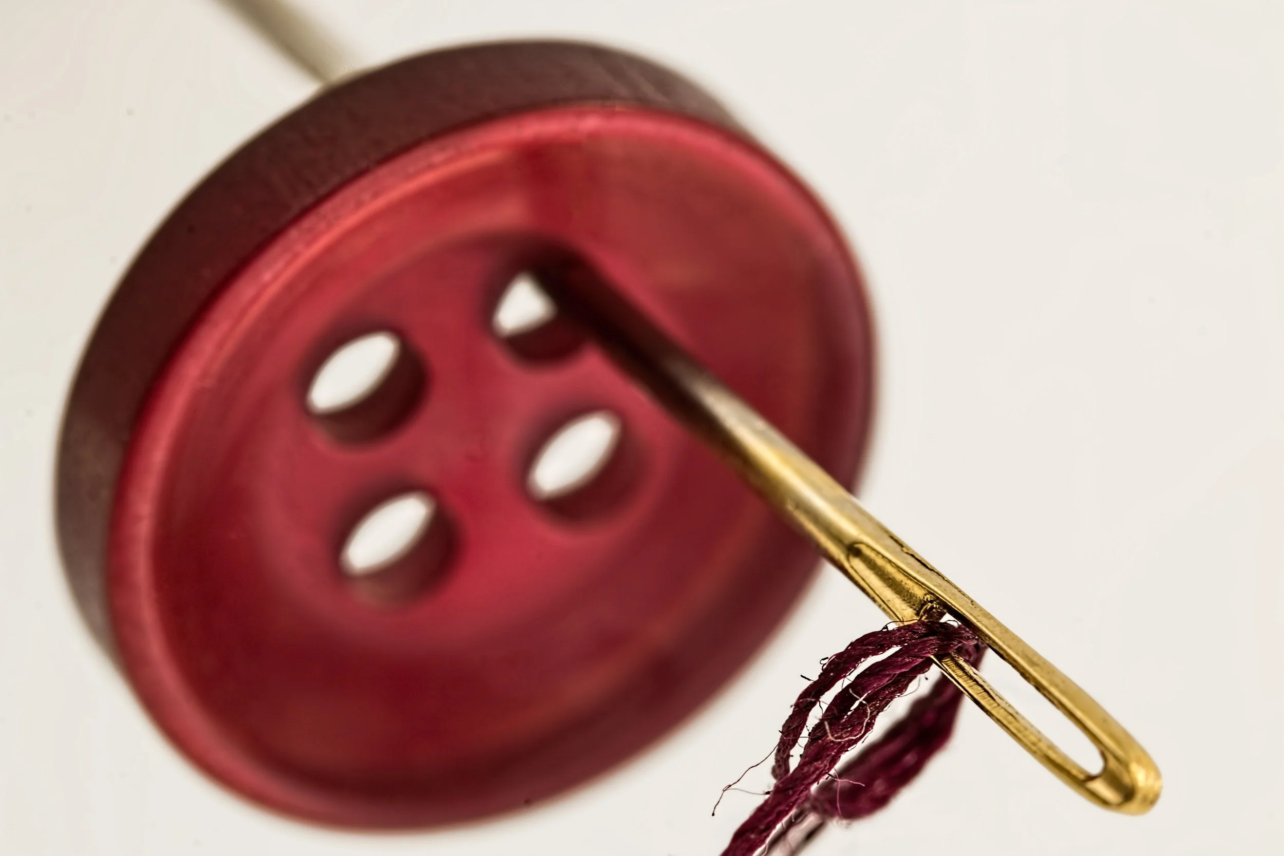 sewing-needle-thread-mend-eye-of-needle-39548.jpeg