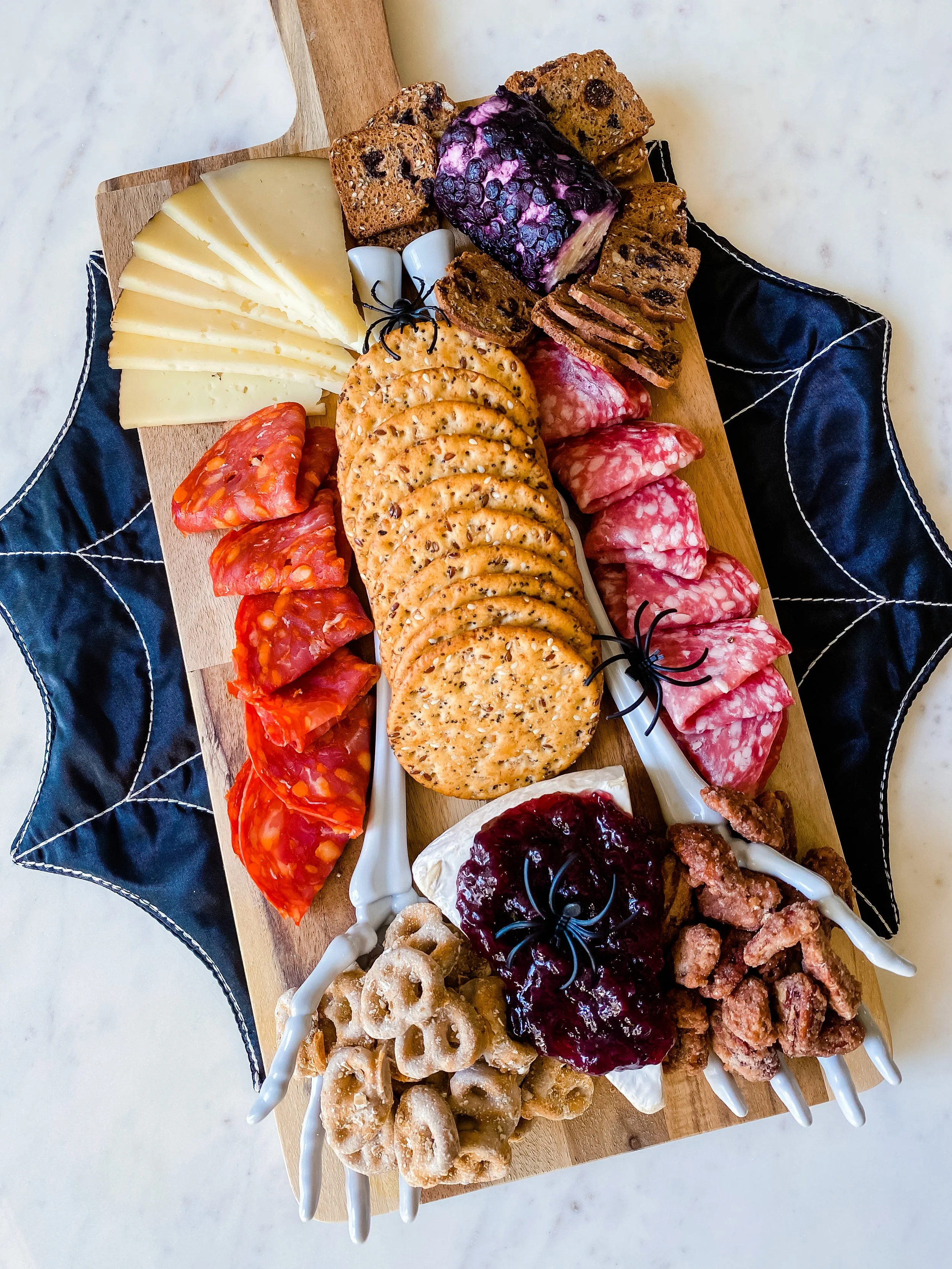 HALLOWEEN INSPIRED CHARCUTERIE BOARD