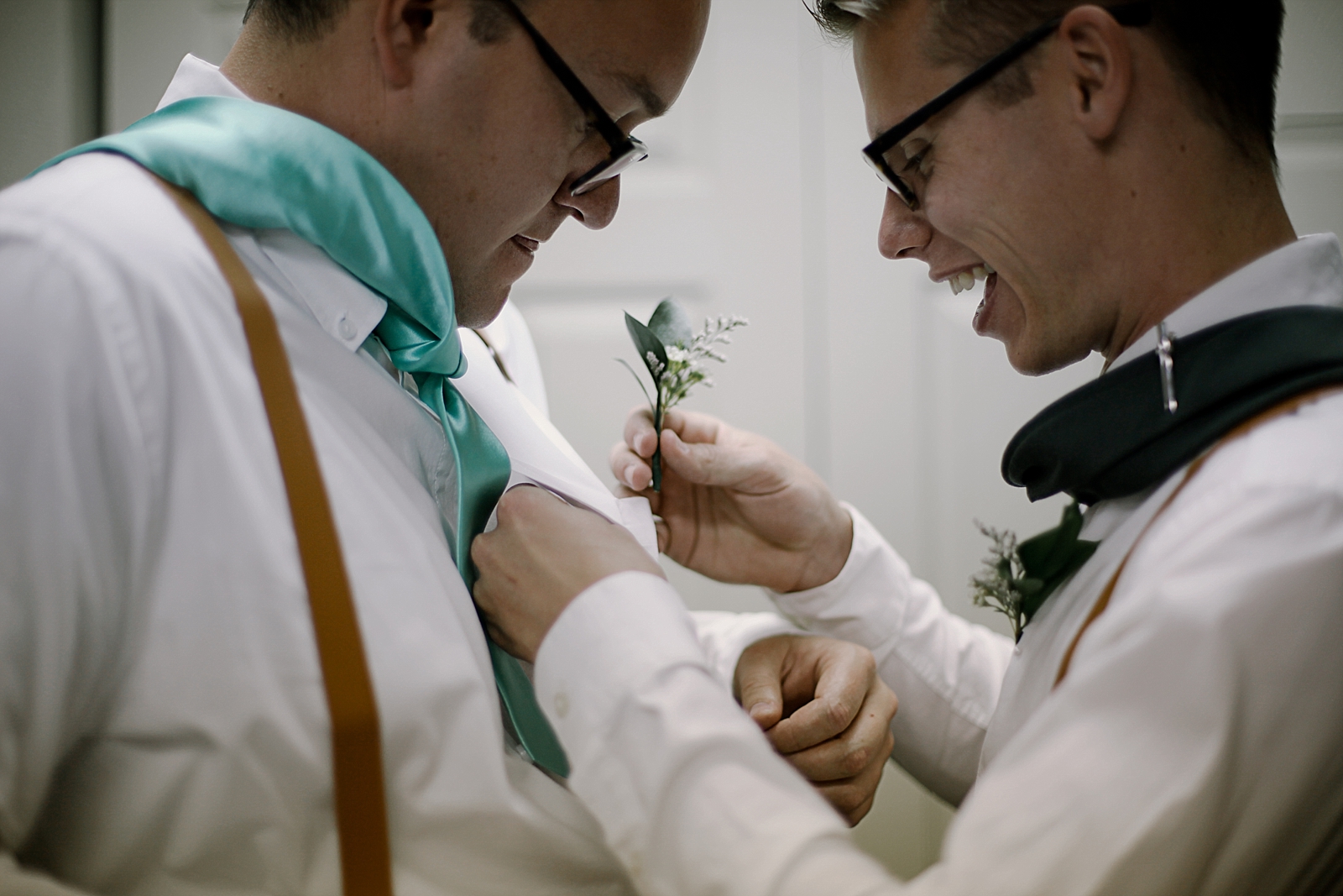 groomsmen getting ready, breckenridge colorado wedding, breckenridge colorado wedding photographer, the church at agape outpost wedding