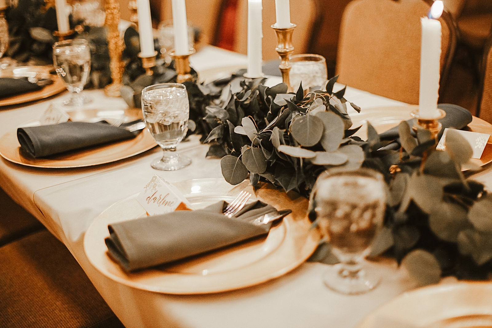 wedding table decor at silverthorne pavillion, silverthorne colorado wedding, silverthone pavillion wedding photographer, silverthorne pavillion wedding, silverthorne colorado wedding photographer