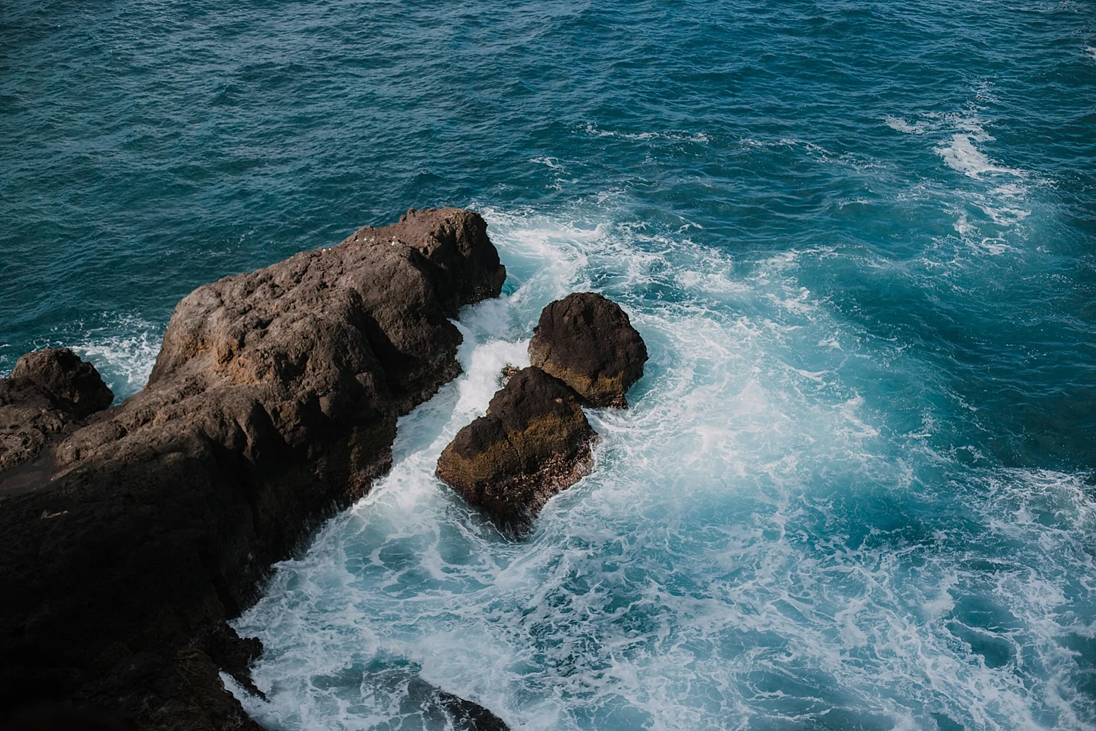 water on cliffside, lahaina wedding photographer, maui wedding photographer, hawaii wedding photographer, maui adventure photographer
