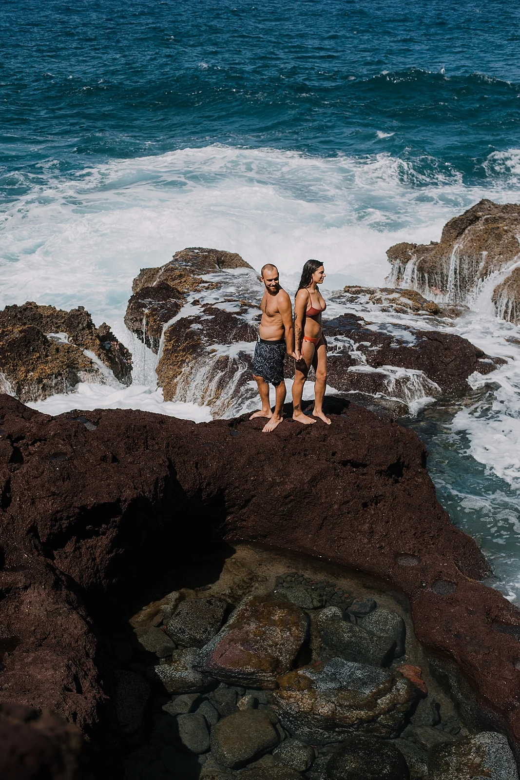 adventurous couple in maui, maui engagements, maui wedding photographer, lahaina wedding photographer, adventurous hawaiian photographer, tide pools