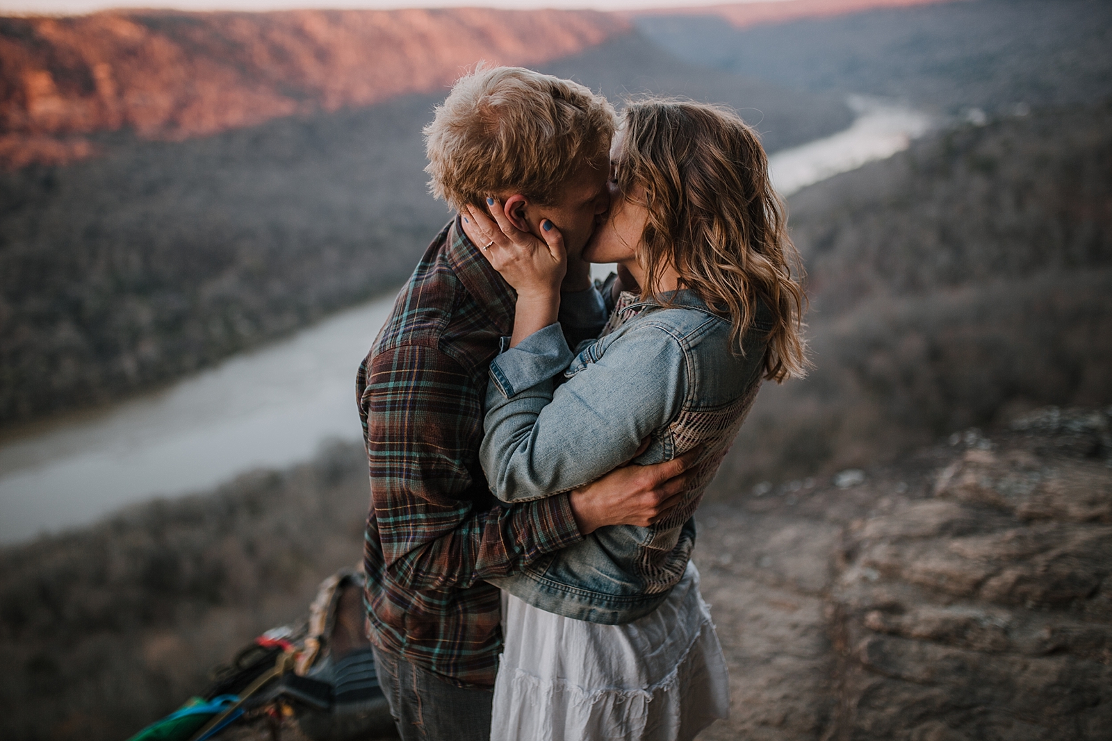 couple highlining, adventurous engagements, highlining, slacklining, linville gorge wilderness, signal point engagements, chattanooga elopement, chattanooga highline, chattanooga highlining