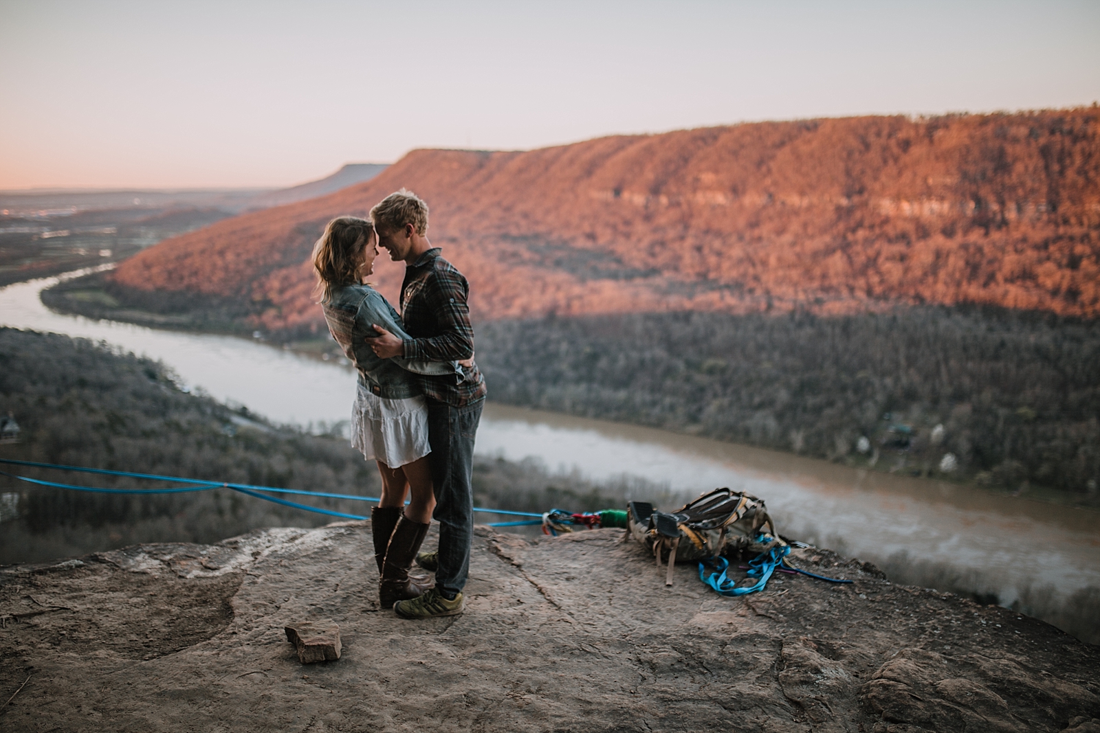 couple highlining, adventurous engagements, highlining, slacklining, linville gorge wilderness, signal point engagements, chattanooga elopement, chattanooga highline, chattanooga highlining