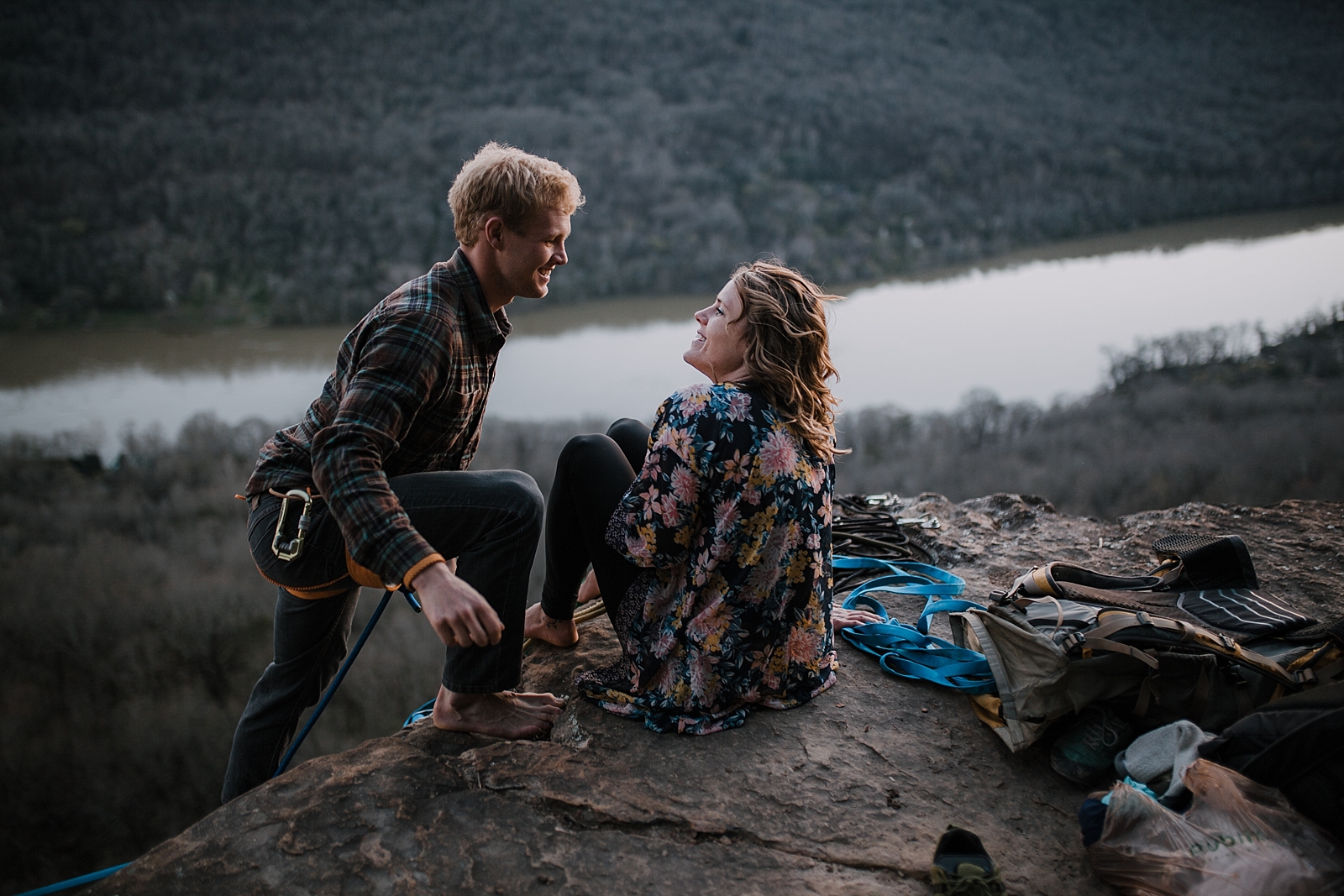 couple highlining, adventurous engagements, highlining, slacklining, linville gorge wilderness, signal point engagements, chattanooga elopement, tennessee highline, tennessee highlining