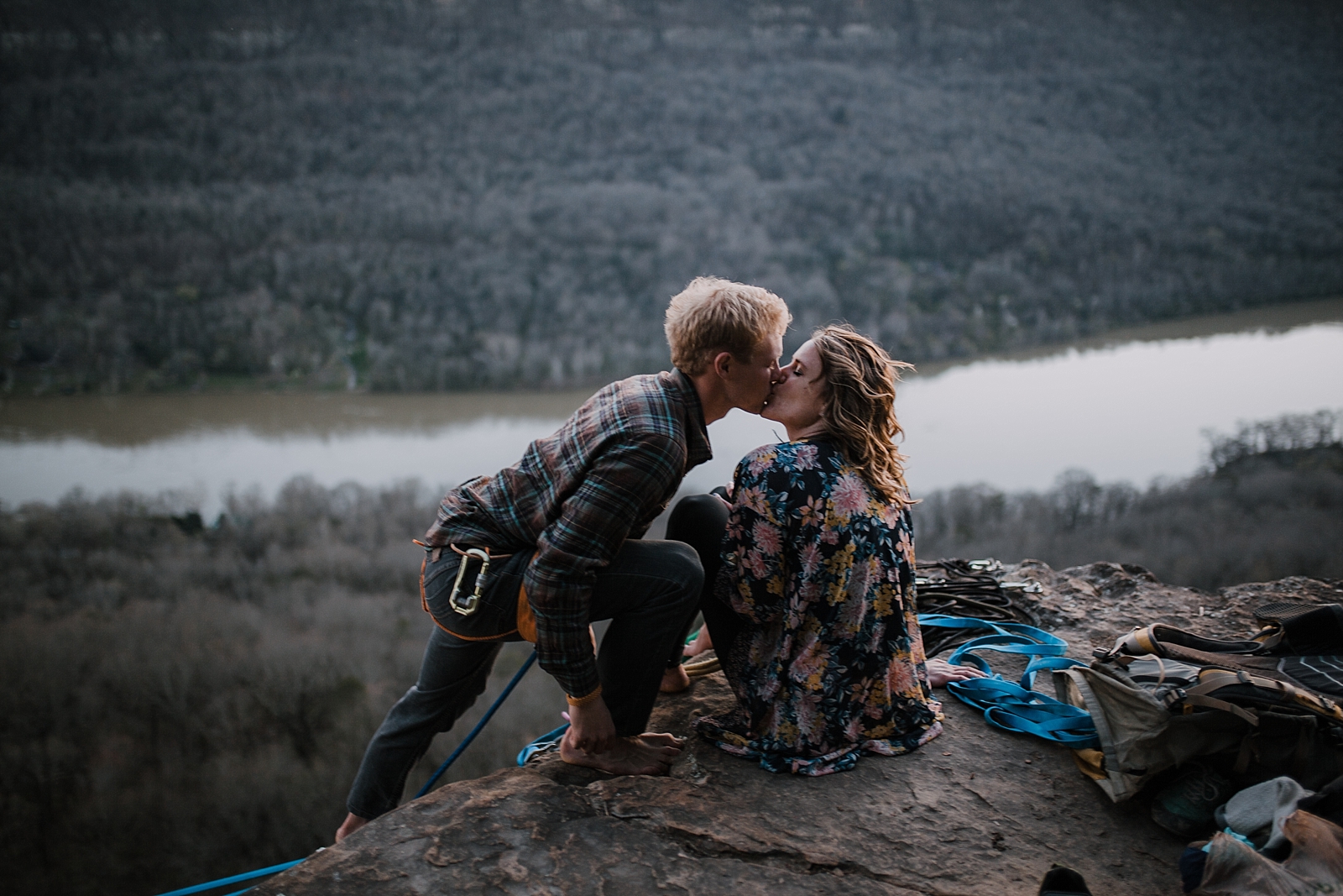 couple highlining, adventurous engagements, highlining, slacklining, linville gorge wilderness, signal point engagements, chattanooga elopement, tennessee highline, tennessee highlining