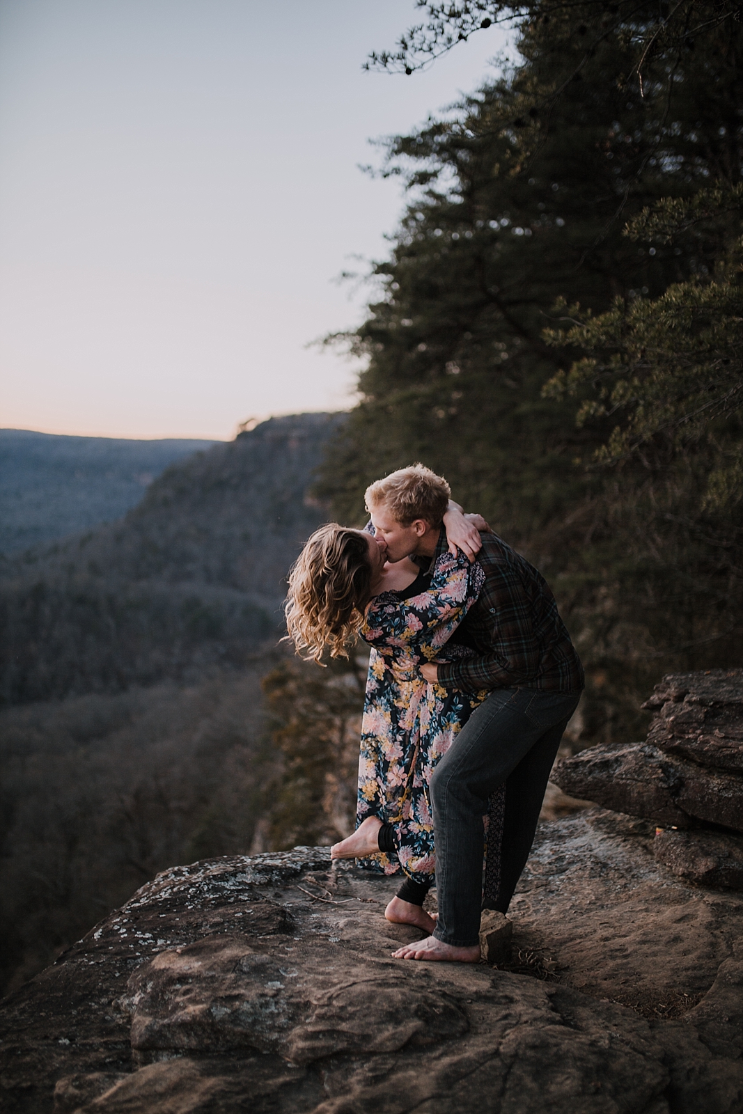 couple highlining, adventurous engagements, highlining, slacklining, linville gorge wilderness, signal point engagements, chattanooga elopement, tennessee highline, tennessee highlining