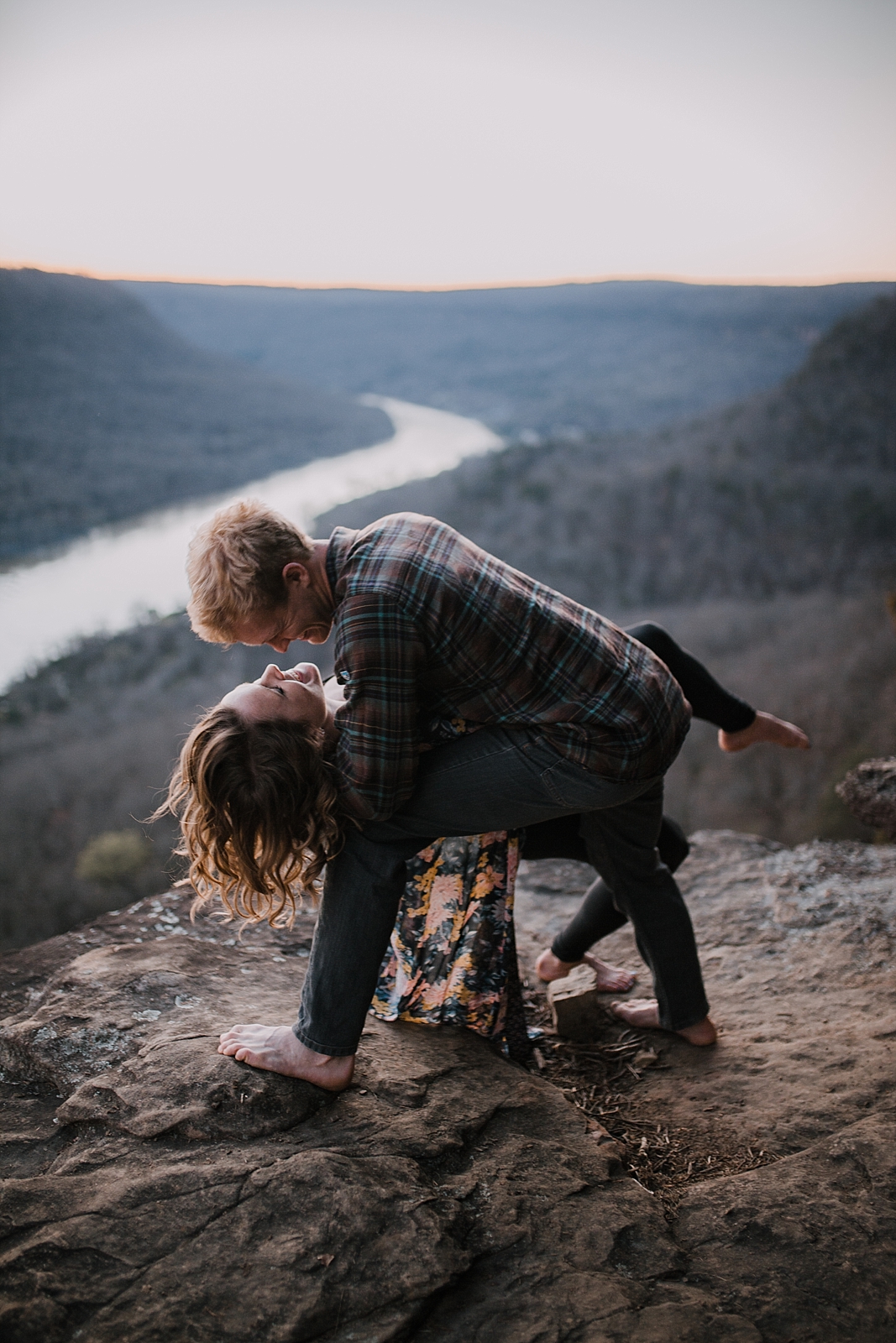 couple highlining, adventurous engagements, highlining, slacklining, linville gorge wilderness, signal point engagements, chattanooga elopement, tennessee highline, tennessee highlining