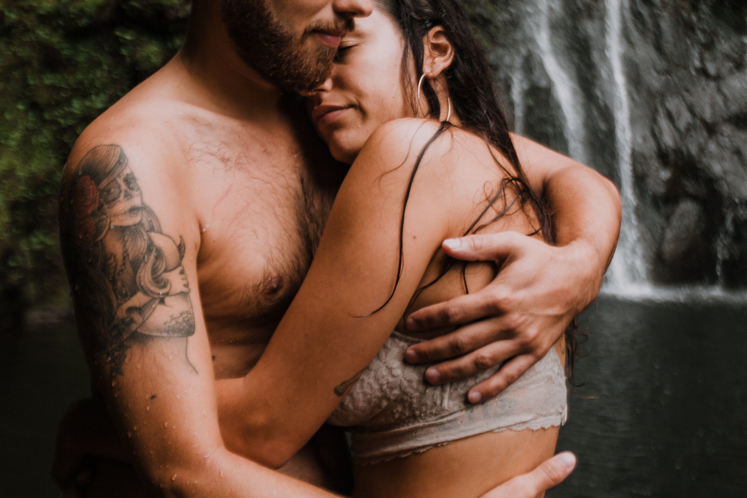 couple hugging, hana maui waterfall, hawaii waterfall, road to hana, maui waterfall, hawaii wedding photographer, hawaii elopement photographer, maui wedding, maui engagements, maui elopement