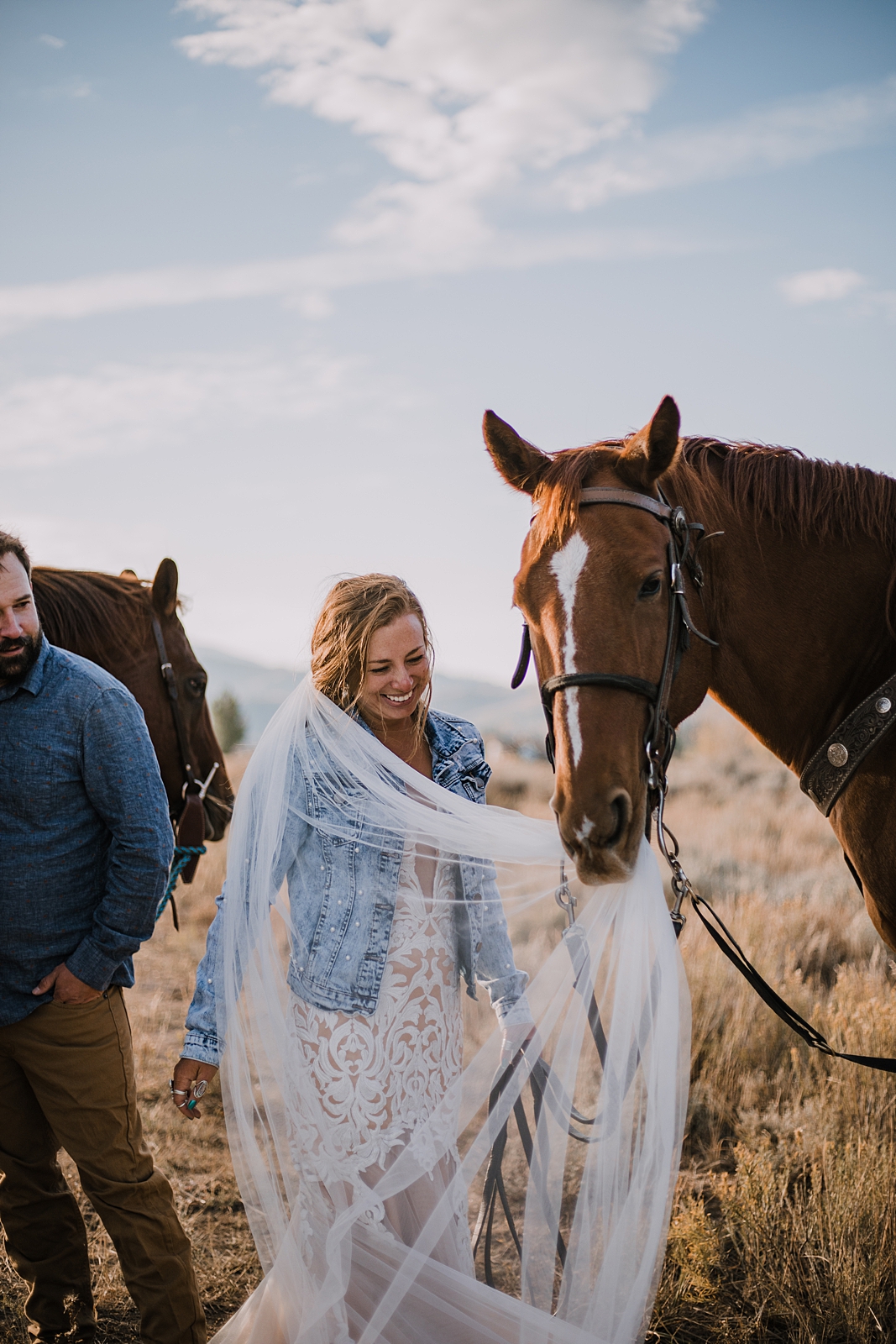 bride and groom riding horses, sunrise horseback riding in colorado, silverthorne colorado elopement, silverthorne colorado wedding, horseback riding on your wedding day, day after session