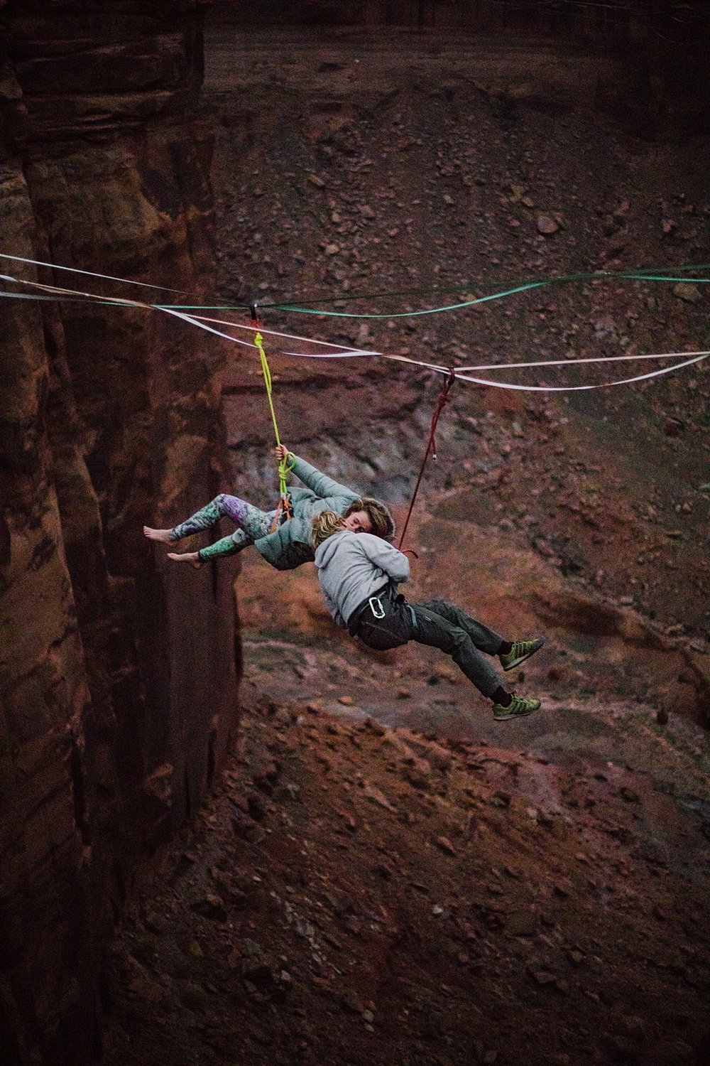 sunset highlining at the fruitbowl, couple kissing on highlines, moab utah, engagements, desert love, hiking in moab, hiking in canyonlands national park, fruit bowl elopement, highlining elopement