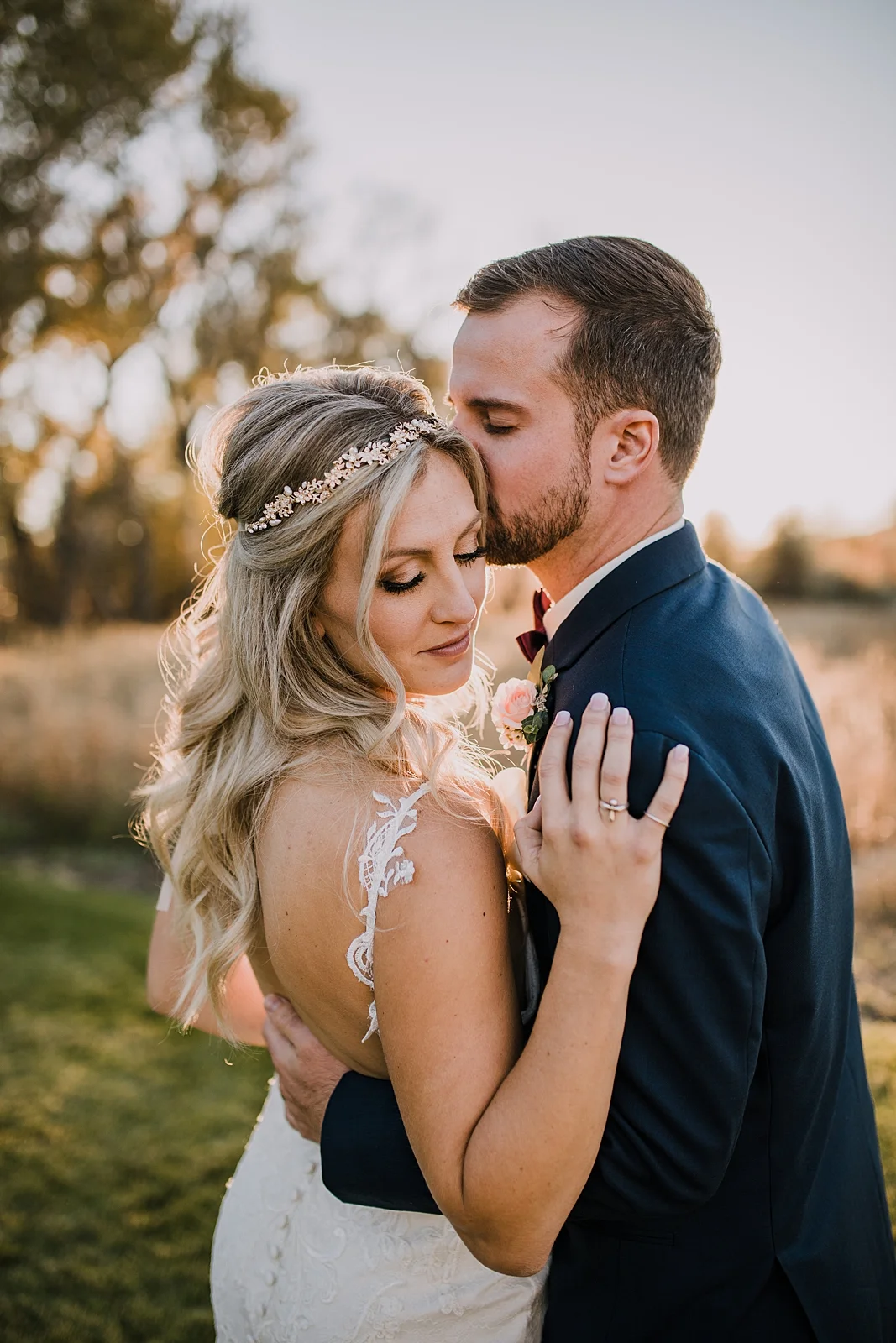 wedding couple, sweetheart winery sunset, sweetheart winery wedding, hiking near the sweetheart winery, hiking in loveland colorado, loveland wedding photographer