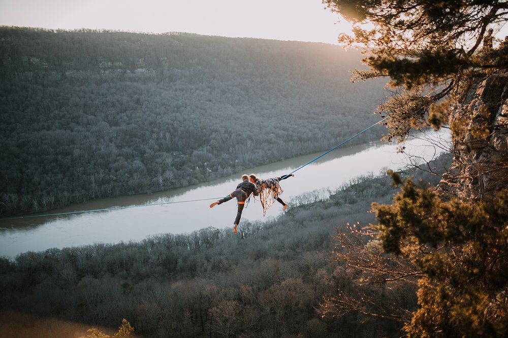 couple highlining together, highlining in chattanooga tennessee, hiking signal point park, highlining signal point mountain chattanooga tennessee