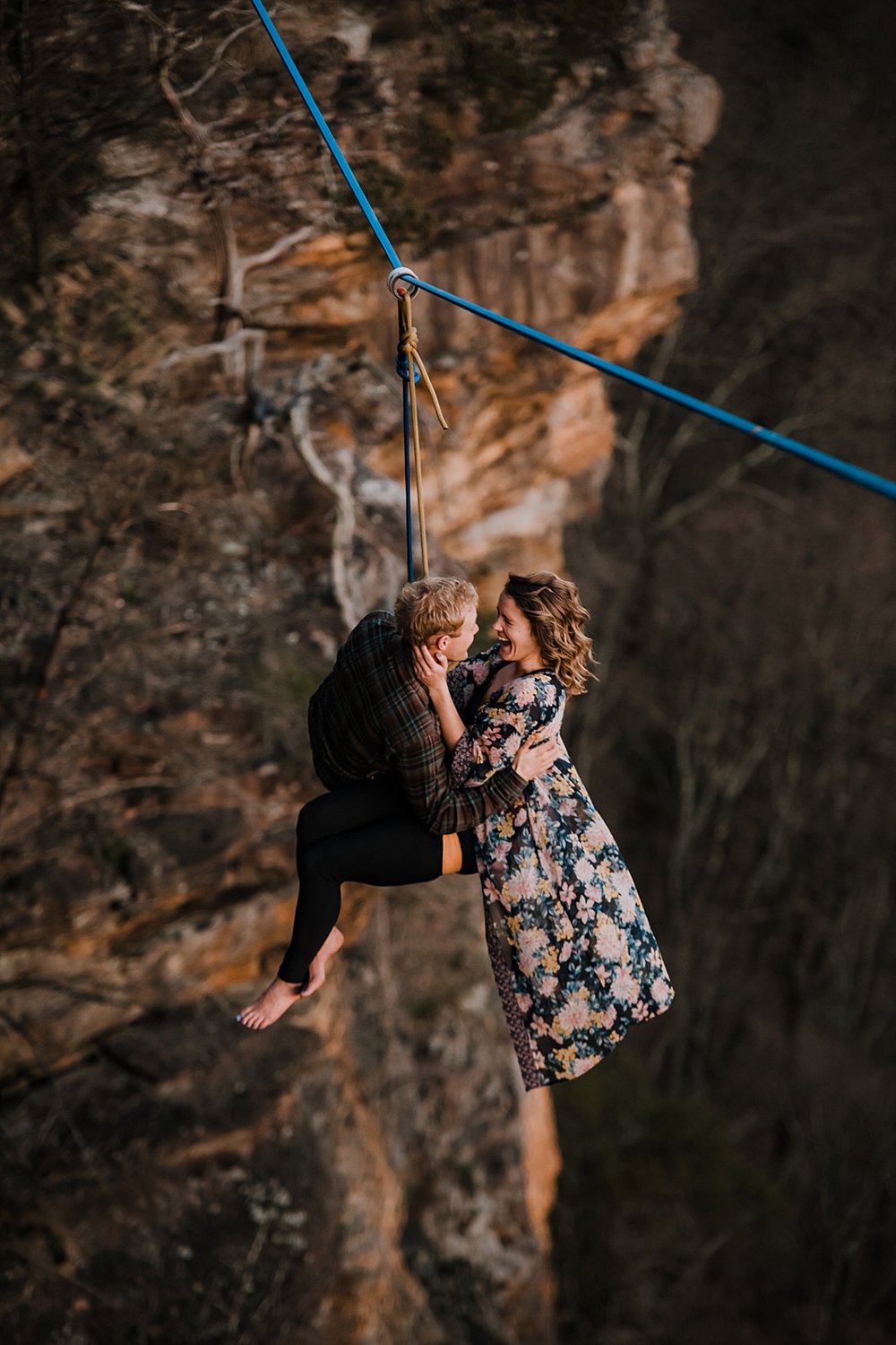 couple highlining together, highlining in chattanooga tennessee, hiking signal point park, highlining signal point mountain chattanooga tennessee