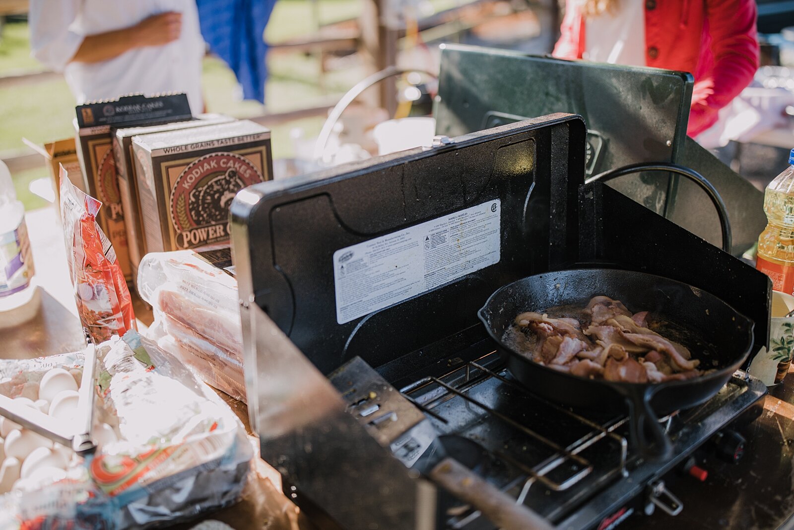 cooking bacon for breakfast, mt hood national forest, smith rock state park wedding, smith rock state park hiking elopement, terrebonne oregon backyard wedding