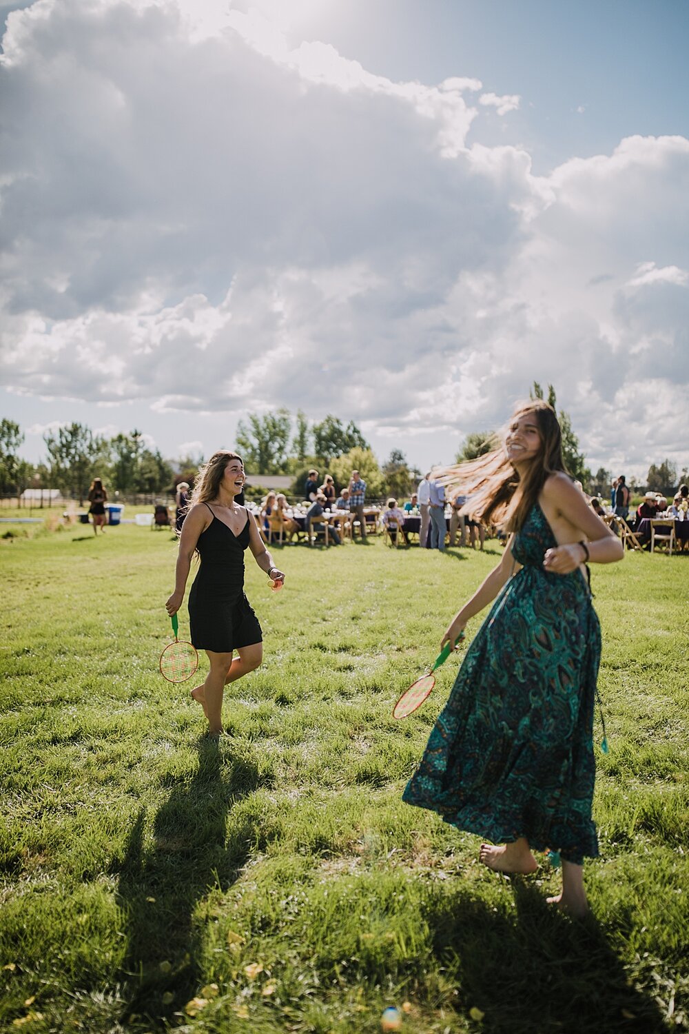 guests playing yard games at backyard wedding, mt hood elopement, mt hood national forest, smith rock state park wedding, smith rock state park hiking elopement, terrebonne oregon backyard wedding