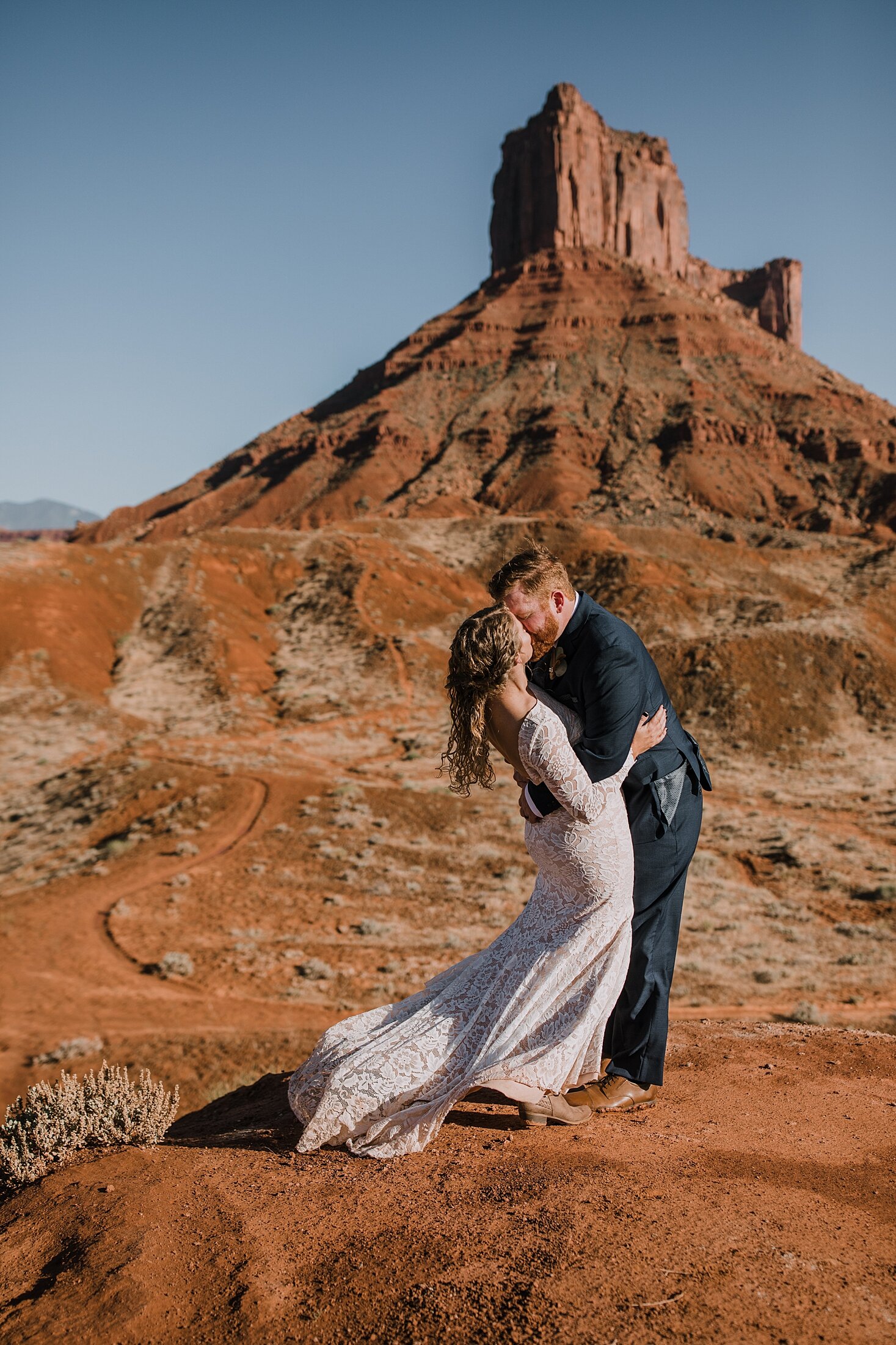 moab-utah-sunrise-elopement-at-dead-horse-point-corona-arch-and-castle-valley-with-parriot-mesa-view_0005.jpg