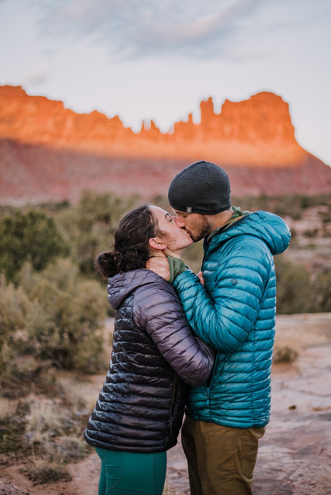 couple kissing in indian creek near monticello utah, indian creek climbing area, canyonlands national park, moab utah engagements, sunrise in moab utah