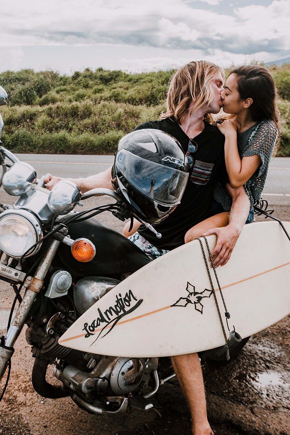 motorcycle couple kissing, couple riding a motorcycle, maui hawaii photographer, maui hawaii surfing, surfing at ho'okipa beach, ho'okipa beach engagements, motorcycle engagements