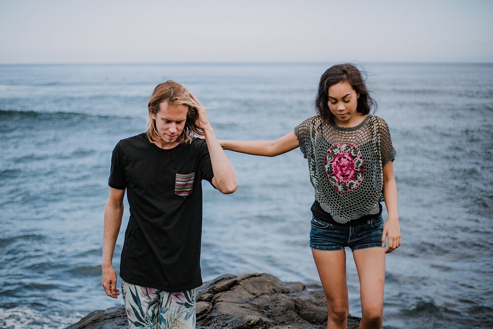 couple hiking on lava rocks on ho'okipa beach, couple hiking ho'okipa, maui hawaii photographer, maui hawaii surfing, surfing at ho'okipa beach, ho'okipa beach engagements, motorcycle engagements