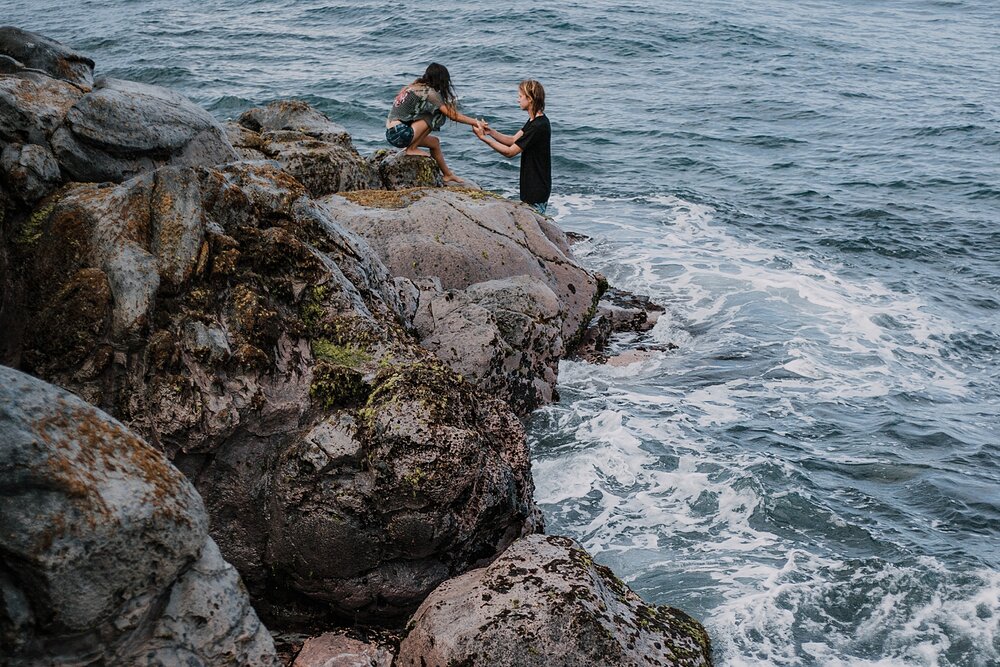 hiking on volcanic lava rocks on ho'okipa beach, couple hiking ho'okipa, maui hawaii photographer, maui hawaii surfing, surfing at ho'okipa beach, ho'okipa beach engagements, motorcycle engagements