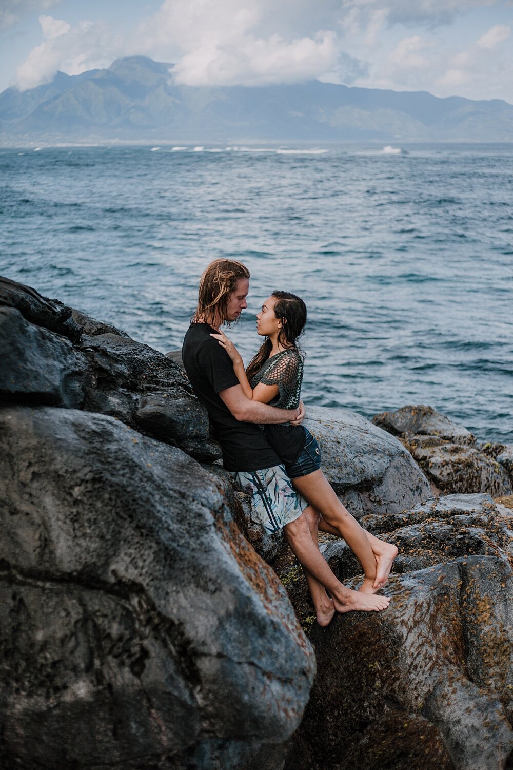 hiking on volcanic lava rocks on ho'okipa beach, couple hiking ho'okipa, maui hawaii photographer, maui hawaii surfing, surfing at ho'okipa beach, ho'okipa beach engagements, motorcycle engagements